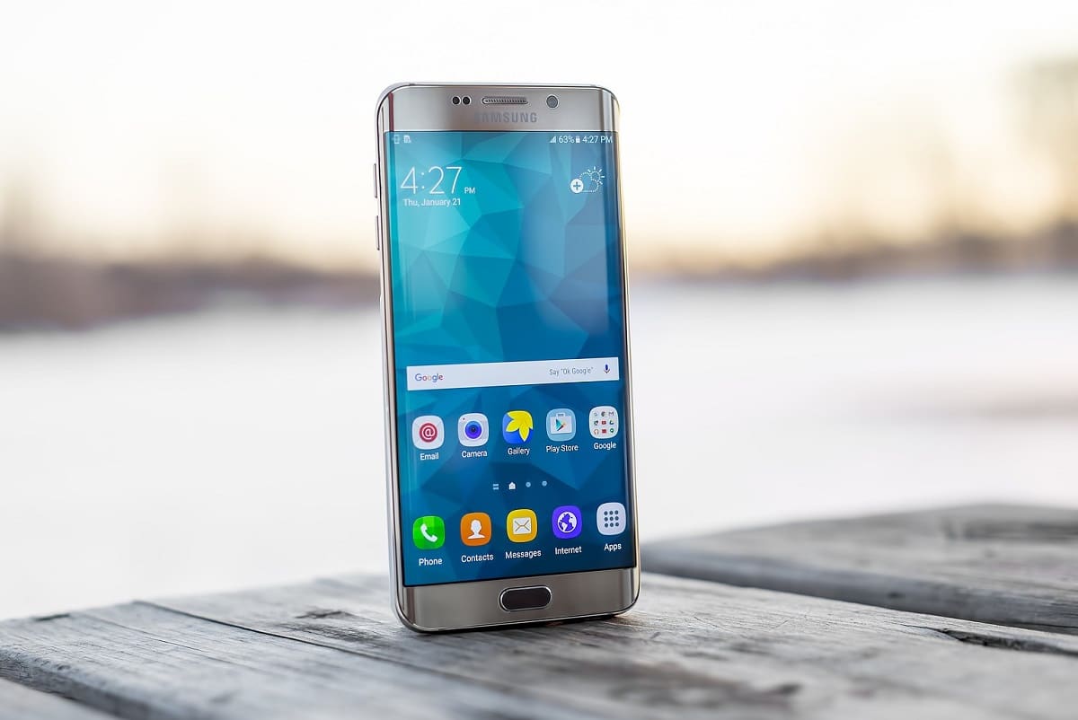 Slik fjerner du SIM-kortet fra Samsung S7