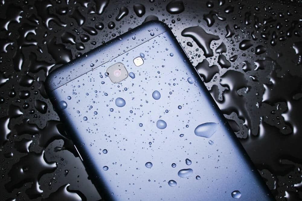 How to save your phone from water damage? (2023)
