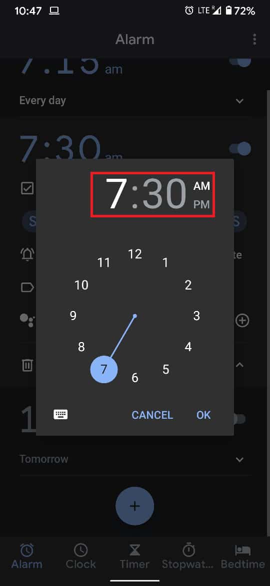 En el reloj que aparece, configure una nueva hora, anulando la alarma existente.