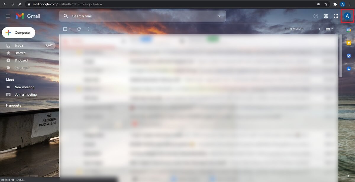 บนเว็บเบราว์เซอร์ของคุณและลงชื่อเข้าใช้บัญชี Gmail ที่คุณต้องการลบออกจากอุปกรณ์อื่น ที่มุมขวาบนของหน้าจอ ให้แตะที่รูปโปรไฟล์ของคุณ