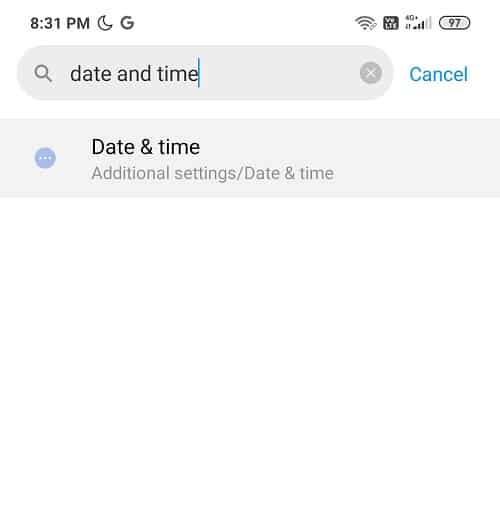 Open Instellingen op uw telefoon en zoek naar 'Datum en tijd'