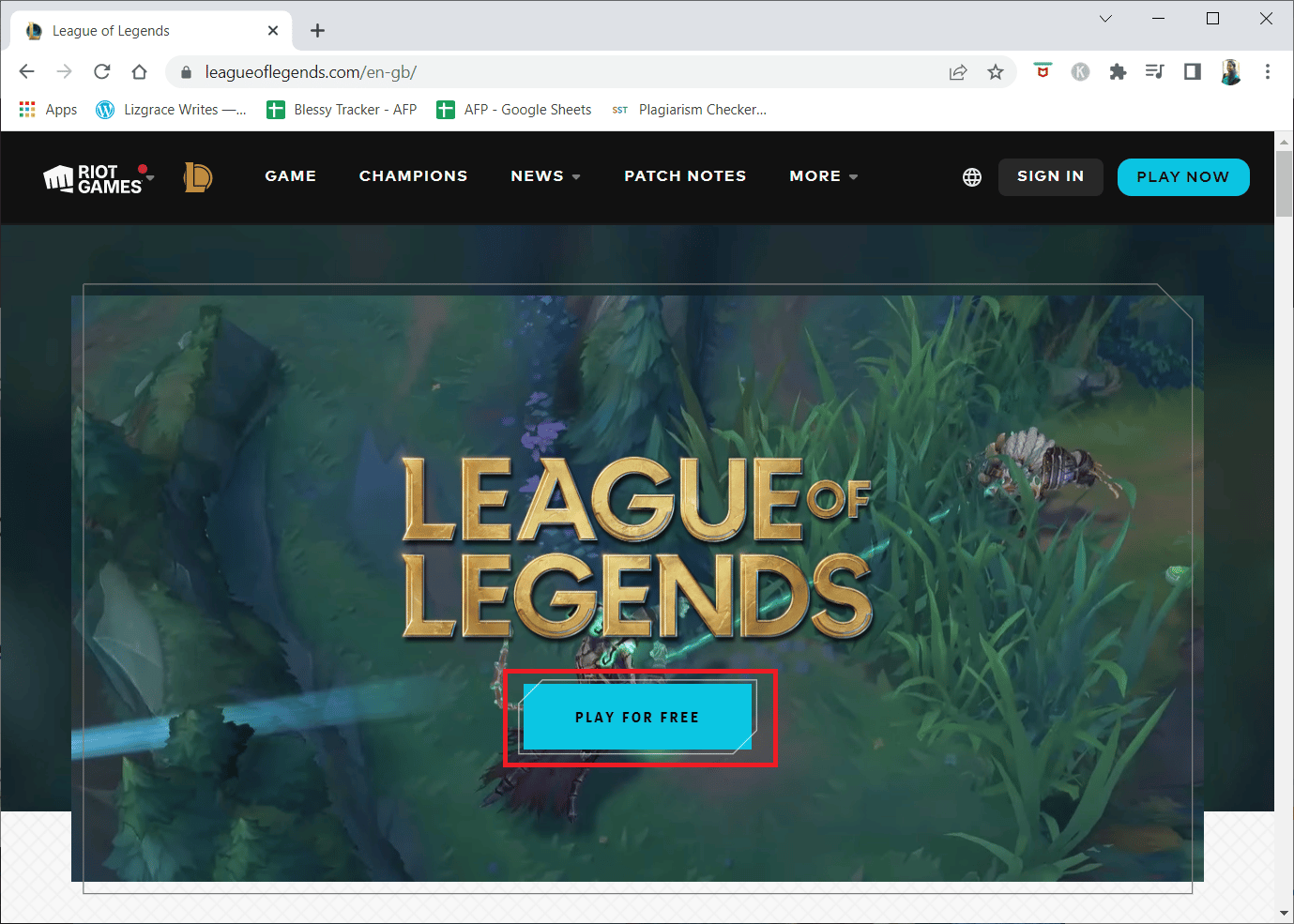 Gehen Sie zur Download-Seite der offiziellen Website von League of Legends und klicken Sie auf die Option KOSTENLOS SPIELEN