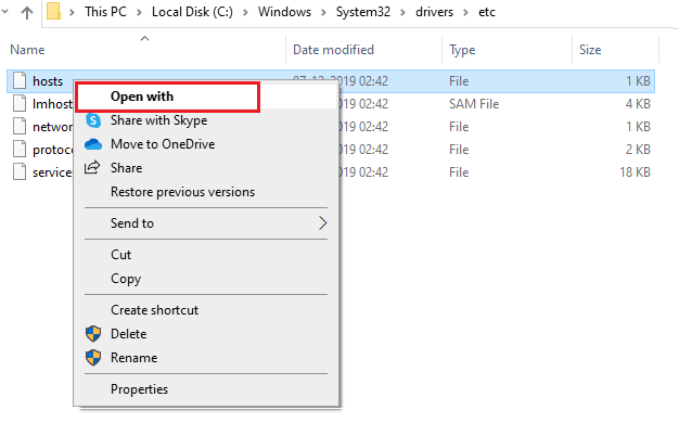 Щелкните правой кнопкой мыши файл хостов и выберите опцию «Открыть с помощью». Исправить код ошибки 900 League of Legends в Windows 10