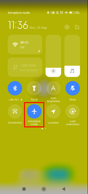 Laissez Snapchat charger tous les clichés, puis activez le mode Avion à partir du menu des paramètres rapides.