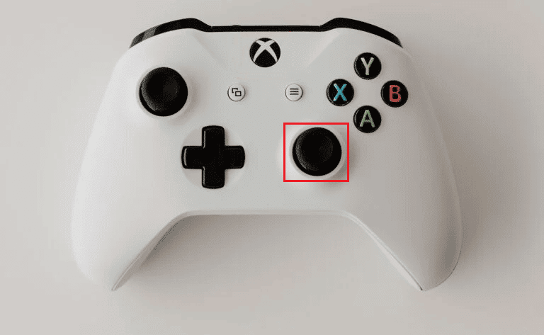 Presione el botón circular ubicado en el borde frontal del controlador para conectarse con su PC