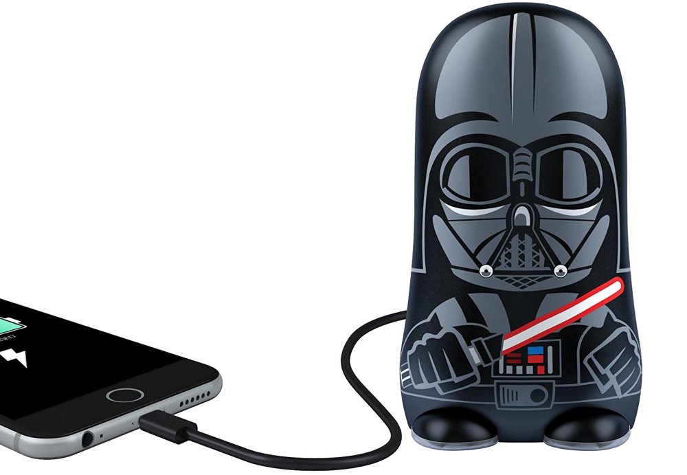 Este cargador de batería portátil de Darth Vader es el cargador más genial jamás creado