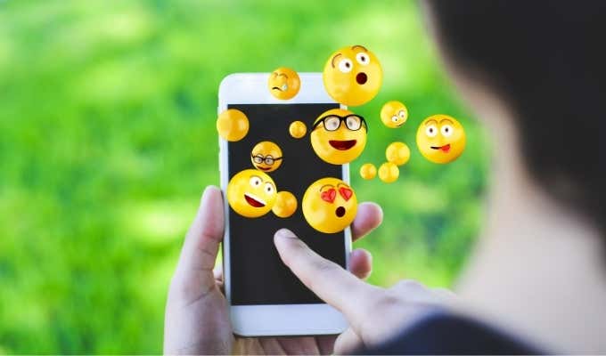 Hvordan finne og bruke emojier på Discord