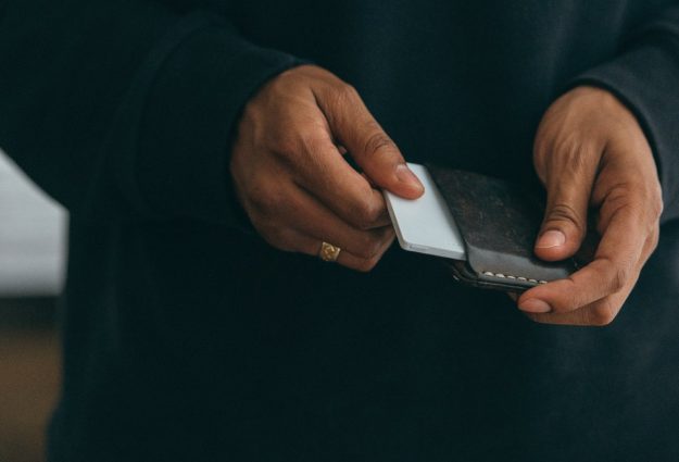 Le Light Phone minimaliste s’adapte facilement à votre portefeuille.