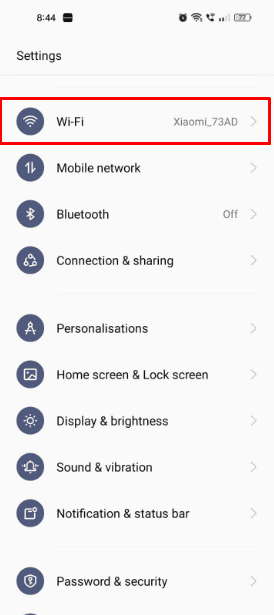 Ouvrez votre application Paramètres sur votre téléphone mobile, puis appuyez sur l'option Wi-Fi dans le menu des paramètres.